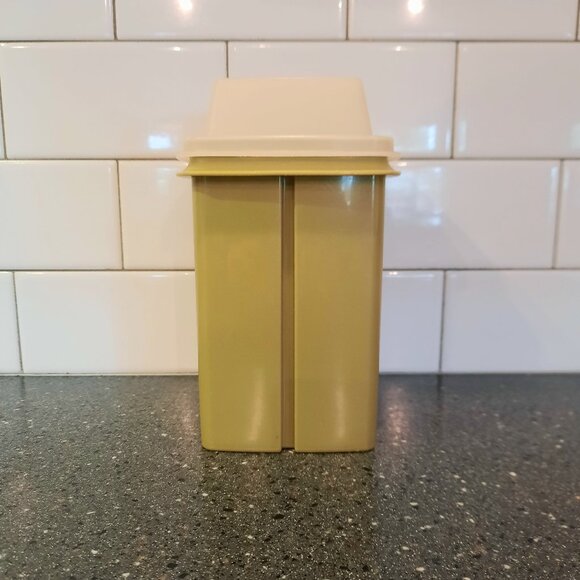 Vintage Tupperware 1330-4: Avocado Green Pick-A-Deli Lifter Pickle Keeper - Picture 1 of 7